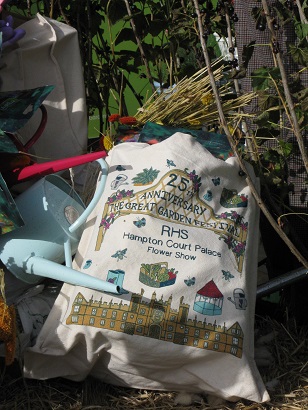 Embroidered bag on the RHS Hub.